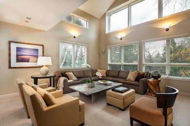 Imagen de sala de estar abierta moderna con paredes beige