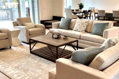 Imagen de sala de estar abierta clásica renovada de tamaño medio con paredes blancas, suelo de madera clara y televisor en una esquina