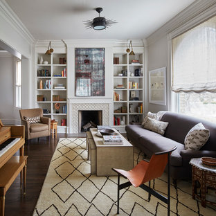Foto de sala de estar con rincón musical abierta, tradicional renovada, de tamaño medio, sin televisor, con paredes blancas, suelo de madera oscura, chimenea tradicional y marco de chimenea de baldosas y/o azulejos