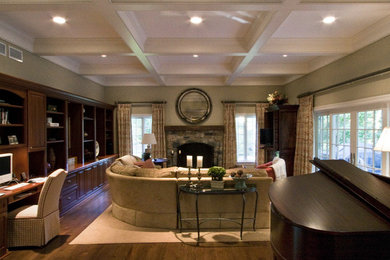 Imagen de sala de estar con rincón musical abierta tradicional renovada con paredes verdes, suelo de madera en tonos medios, todas las chimeneas y marco de chimenea de piedra