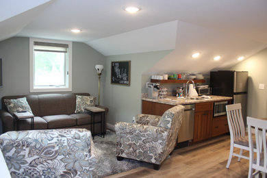 На фото: двухуровневая гостиная комната среднего размера с серыми стенами, полом из винила и коричневым полом
