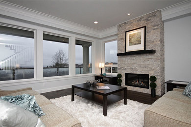 Foto de sala de estar de estilo americano con suelo de madera en tonos medios y marco de chimenea de piedra