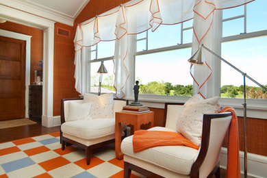 Imagen de sala de estar actual con parades naranjas, suelo multicolor y moqueta