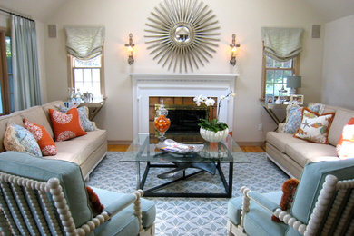 Fernseherloses Klassisches Wohnzimmer mit beiger Wandfarbe, braunem Holzboden, Kamin und gefliester Kaminumrandung in New York