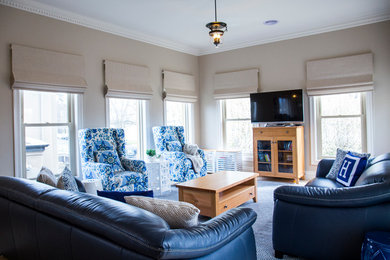 Foto de sala de estar abierta tradicional renovada grande sin chimenea y televisor con paredes beige y moqueta