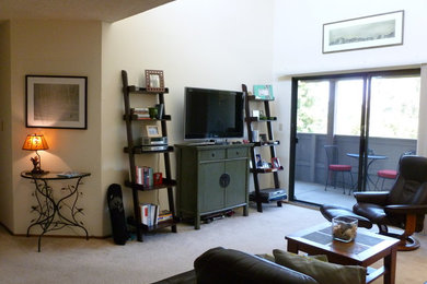 Cette photo montre une salle de séjour chic de taille moyenne et ouverte avec un mur blanc, moquette, aucune cheminée, un téléviseur indépendant et un sol beige.