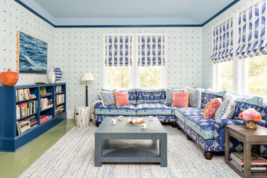 Ejemplo de sala de estar costera sin chimenea con suelo de madera pintada, paredes multicolor y suelo verde