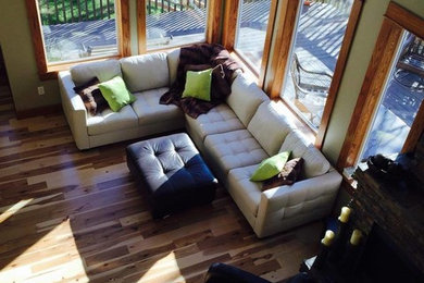 Foto di un soggiorno stile americano di medie dimensioni e aperto con pareti verdi, pavimento in legno massello medio e pavimento marrone