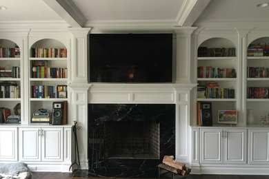 Foto de sala de estar abierta actual grande con paredes blancas, suelo de madera oscura, todas las chimeneas, marco de chimenea de madera y televisor colgado en la pared