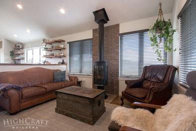 Foto de sala de estar de estilo americano pequeña con todas las chimeneas y marco de chimenea de ladrillo