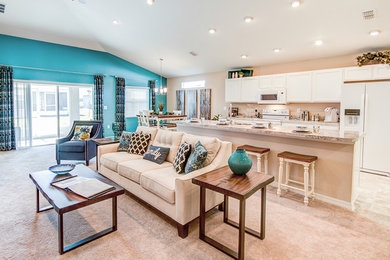 Diseño de sala de estar abierta contemporánea grande con paredes azules, moqueta y suelo beige