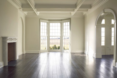 Geräumiges, Offenes Modernes Wohnzimmer mit brauner Wandfarbe, braunem Holzboden, Kamin und Kaminumrandung aus Stein in New York
