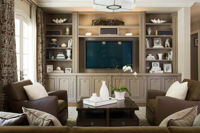 Imagen de sala de estar tradicional sin chimenea con pared multimedia