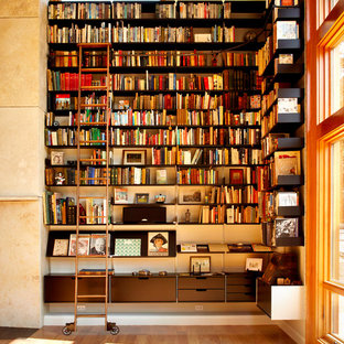 Immagine di un ampio soggiorno minimal con libreria, parquet chiaro, pareti bianche e pavimento marrone