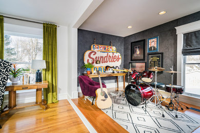 Diseño de sala de estar con rincón musical abierta clásica renovada de tamaño medio