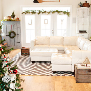 Shabby-Look Wohnzimmer mit beiger Wandfarbe und hellem Holzboden in Kolumbus
