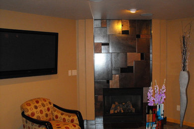 他の地域にあるモダンスタイルのおしゃれな独立型ファミリールーム (ベージュの壁、壁掛け型テレビ、カーペット敷き、標準型暖炉、金属の暖炉まわり) の写真