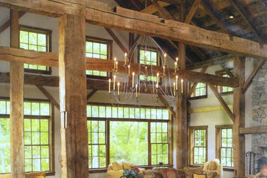 Foto de sala de estar cerrada tradicional extra grande con suelo de madera en tonos medios, todas las chimeneas y marco de chimenea de piedra