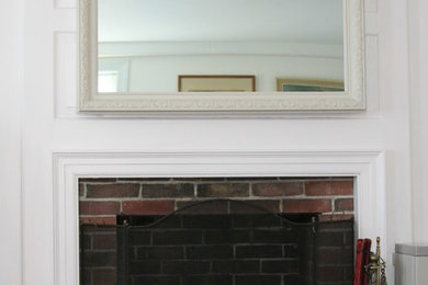 Foto de sala de estar clásica con paredes blancas y televisor colgado en la pared