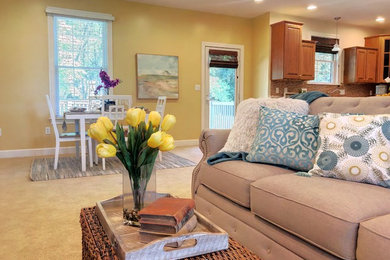 Diseño de sala de estar ecléctica de tamaño medio con paredes amarillas, moqueta, todas las chimeneas y suelo blanco