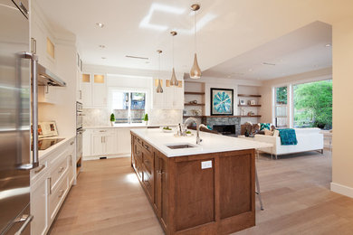 Foto di una grande cucina contemporanea con pavimento in legno massello medio