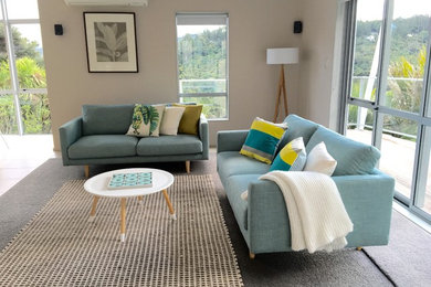 Idee per un soggiorno moderno aperto e di medie dimensioni con pareti beige, moquette e pavimento grigio