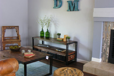 Imagen de sala de estar abierta urbana pequeña con paredes grises, chimenea lineal y suelo de madera oscura