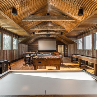 Foto de sala de juegos en casa abierta, de estilo de casa de campo, sin chimenea, con paredes marrones, suelo de madera en tonos medios, televisor colgado en la pared y suelo marrón