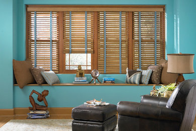 Imagen de sala de estar tradicional con paredes azules y suelo de madera en tonos medios