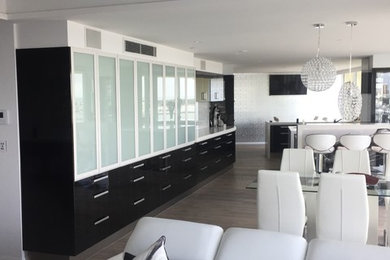 Großes, Offenes Wohnzimmer mit braunem Holzboden und TV-Wand in Gold Coast - Tweed