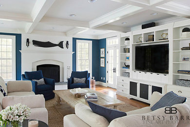 Foto de sala de estar abierta tradicional extra grande con paredes azules, suelo de madera en tonos medios, todas las chimeneas, marco de chimenea de hormigón y pared multimedia