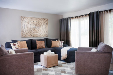 Идея дизайна: открытая гостиная комната среднего размера в стиле неоклассика (современная классика) с серыми стенами, светлым паркетным полом и коричневым полом без камина, телевизора