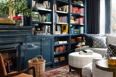 トロントにある高級な小さなトラディショナルスタイルのおしゃれなファミリールーム (青い壁、標準型暖炉、カーペット敷き、ペルシャ絨毯) の写真