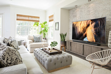 Идея дизайна: открытая гостиная комната в морском стиле с белыми стенами, темным паркетным полом, отдельно стоящим телевизором и ковром на полу без камина