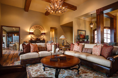 Mittelgroßes, Offenes Uriges Wohnzimmer mit beiger Wandfarbe, dunklem Holzboden und braunem Boden in Little Rock