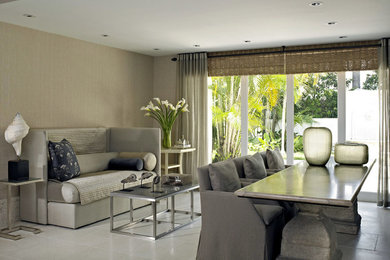 Стильный дизайн: изолированная гостиная комната среднего размера в стиле неоклассика (современная классика) с бежевыми стенами, полом из керамогранита и серым полом без камина, телевизора - последний тренд