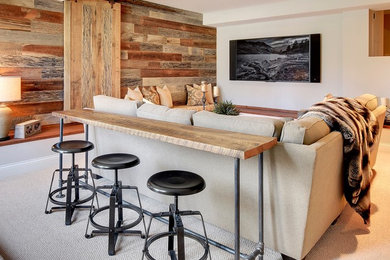 フェニックスにある広いインダストリアルスタイルのおしゃれなオープンリビング (グレーの壁、カーペット敷き、壁掛け型テレビ、暖炉なし、グレーの床) の写真
