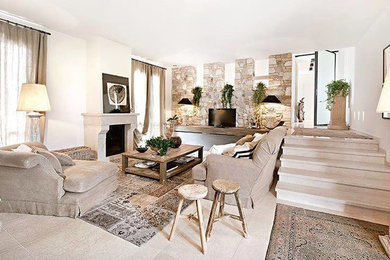 Ejemplo de sala de estar abierta tradicional renovada de tamaño medio con suelo de baldosas de porcelana, todas las chimeneas, marco de chimenea de yeso y suelo beige
