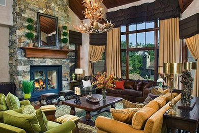 Imagen de sala de estar cerrada tradicional renovada grande sin televisor con paredes beige, suelo de madera en tonos medios, todas las chimeneas y marco de chimenea de piedra
