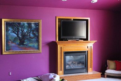Idéer för att renovera ett mellanstort vintage avskilt allrum, med lila väggar, heltäckningsmatta, en standard öppen spis, en spiselkrans i trä och en fristående TV