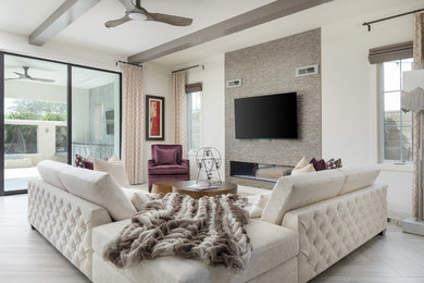 Modelo de sala de estar abierta contemporánea de tamaño medio con paredes blancas, suelo de madera en tonos medios, chimenea lineal, marco de chimenea de baldosas y/o azulejos, televisor colgado en la pared y suelo gris