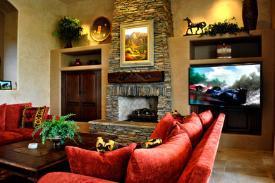 フェニックスにある広い地中海スタイルのおしゃれなオープンリビング (黄色い壁、セラミックタイルの床、標準型暖炉、石材の暖炉まわり、壁掛け型テレビ、茶色い床) の写真