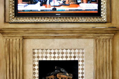 フェニックスにある中くらいなトラディショナルスタイルのおしゃれなファミリールーム (グレーの壁、標準型暖炉、タイルの暖炉まわり、埋込式メディアウォール) の写真