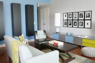 Ejemplo de sala de estar actual de tamaño medio con paredes azules y suelo de madera en tonos medios