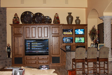 Diseño de sala de estar con barra de bar abierta de estilo americano de tamaño medio con paredes amarillas, suelo de baldosas de terracota y pared multimedia