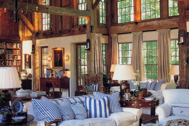 Ejemplo de sala de estar abierta rústica grande con paredes beige y suelo de madera clara