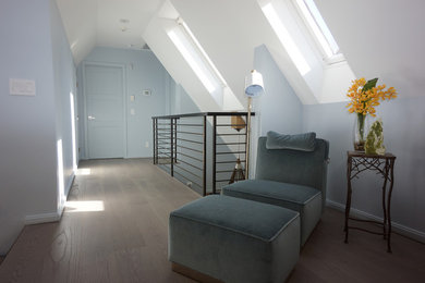 Пример оригинального дизайна: изолированная гостиная комната среднего размера в стиле модернизм с серыми стенами, паркетным полом среднего тона и коричневым полом