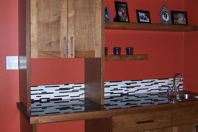 Ejemplo de sala de juegos en casa abierta clásica de tamaño medio con paredes rojas, suelo de madera en tonos medios y televisor independiente