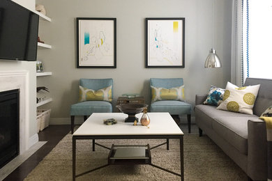 Пример оригинального дизайна: изолированная гостиная комната среднего размера в стиле неоклассика (современная классика) с серыми стенами, темным паркетным полом, стандартным камином, фасадом камина из плитки и телевизором на стене