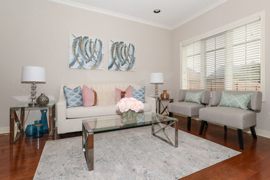 Foto de sala de estar abierta tradicional renovada de tamaño medio con paredes beige, suelo de madera en tonos medios y suelo marrón